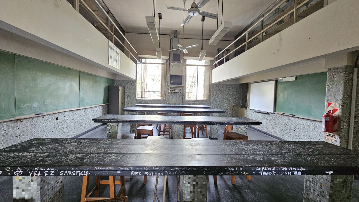 Aula-laboratorio con mesadas y pizarrones.
