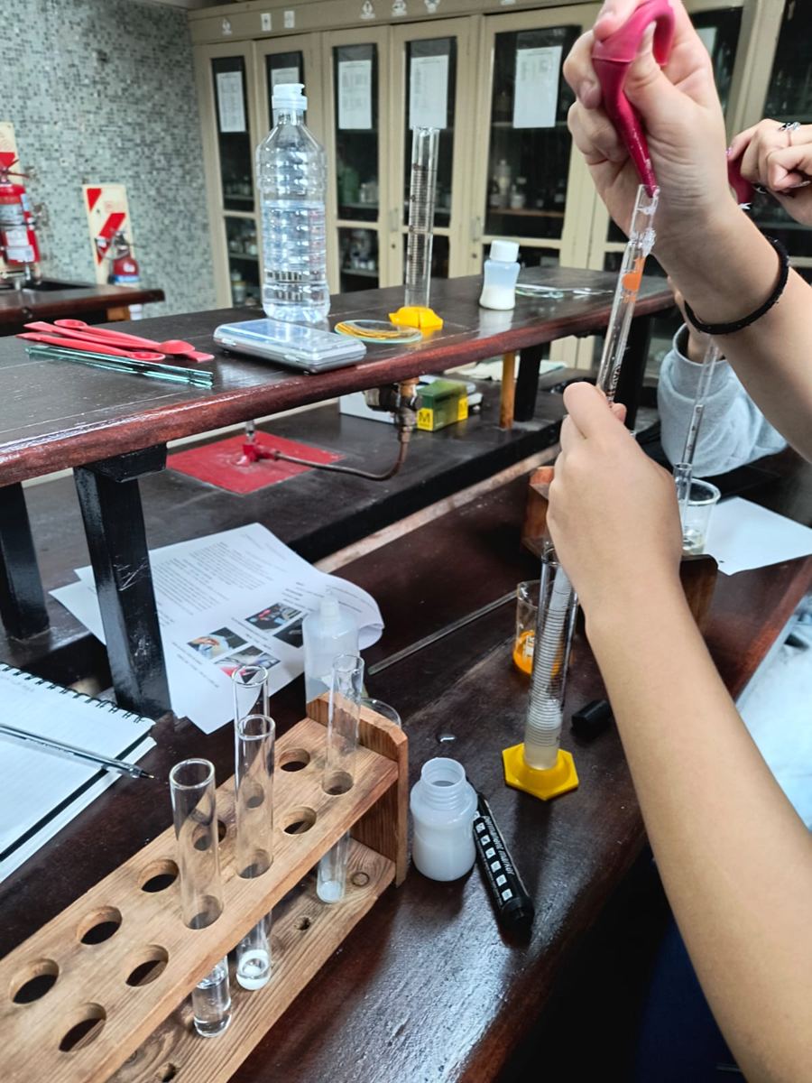 Práctica con pipetas y probetas.