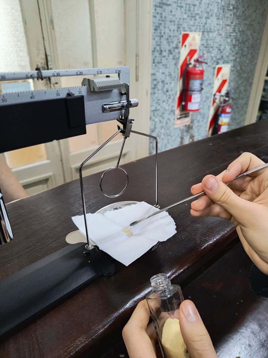 Pesada de una muestra en balanza de brazo.
