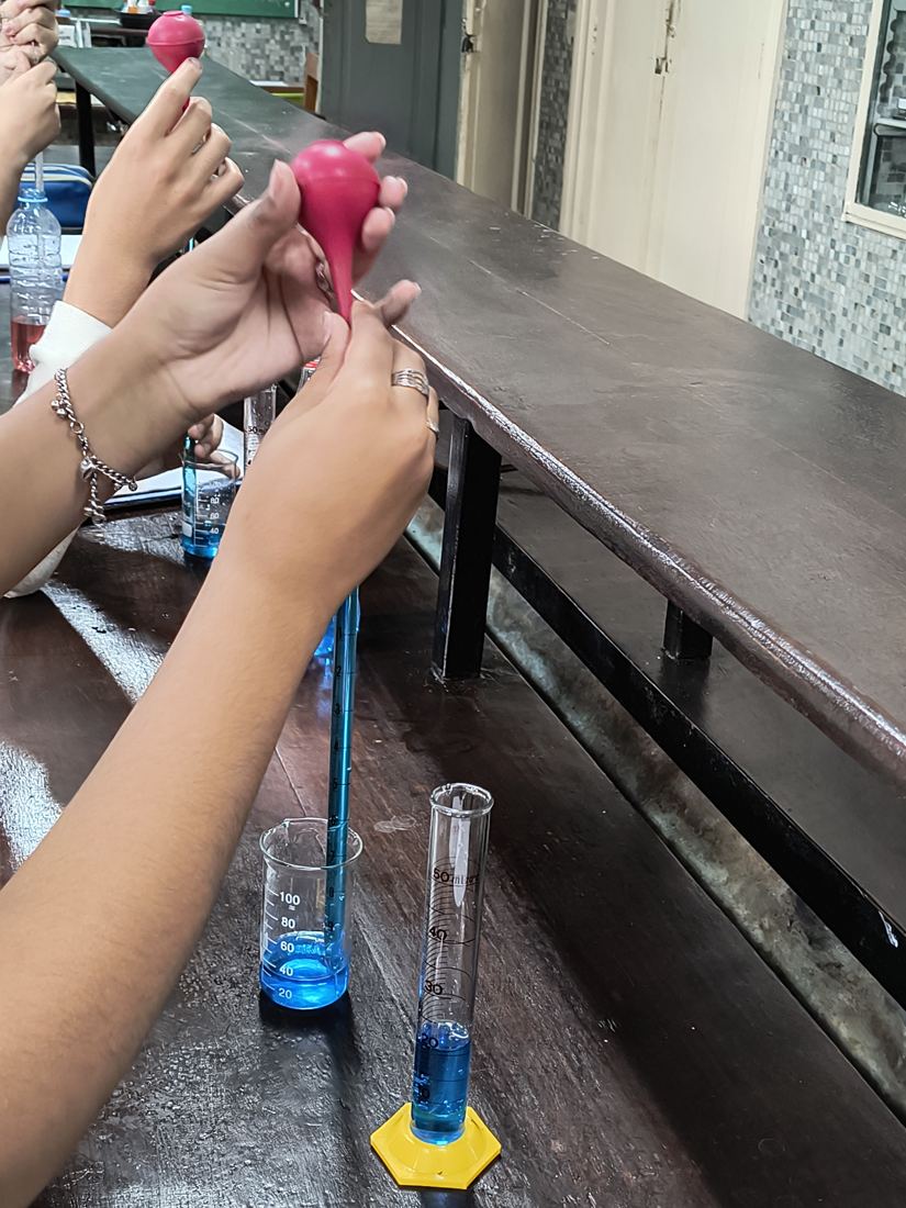 Trabajo en equipo con pipetas y probetas.