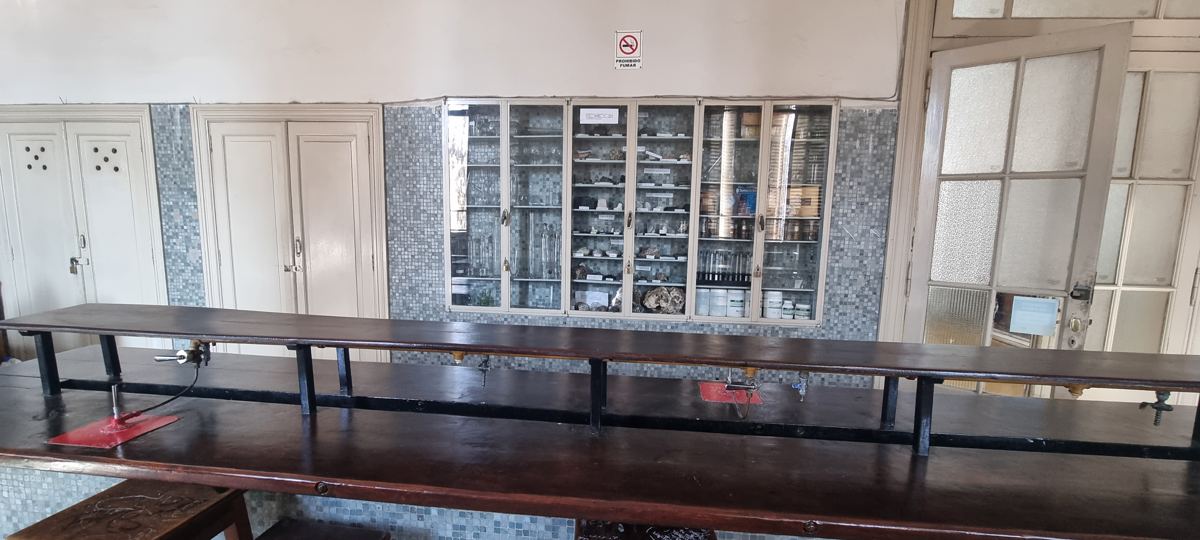 Mesadas y vitrinas con material de laboratorio.